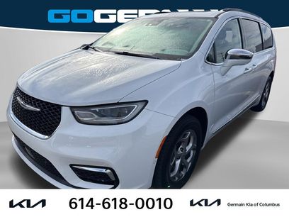 Used 2022 Chrysler Pacifica Limited w/ Uconnect Theater Family Group