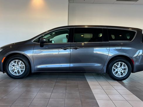 Used 2023 Chrysler Voyager LX image 7