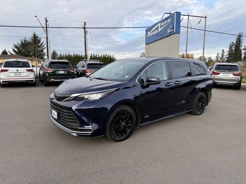 Used 2021 Toyota Sienna XLE image 10