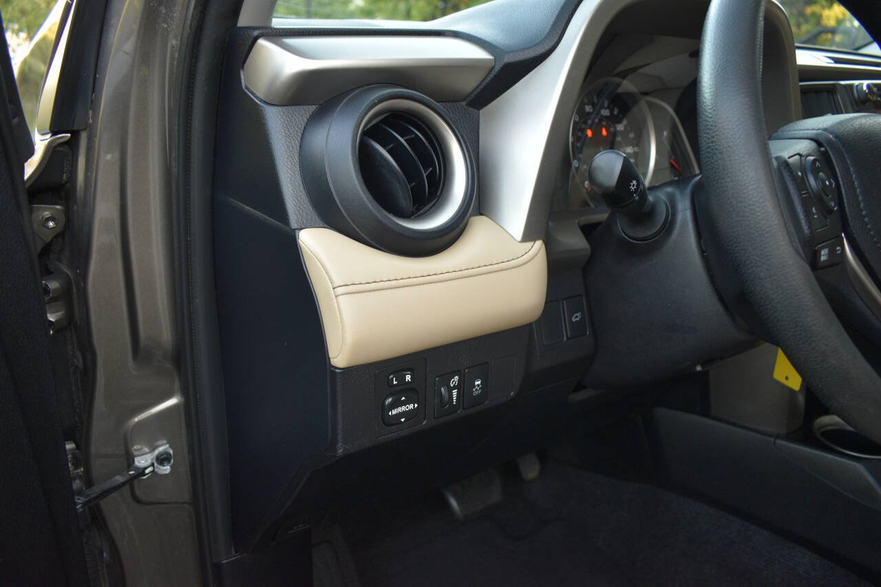 Used 2015 Toyota RAV4 XLE FWD image 18
