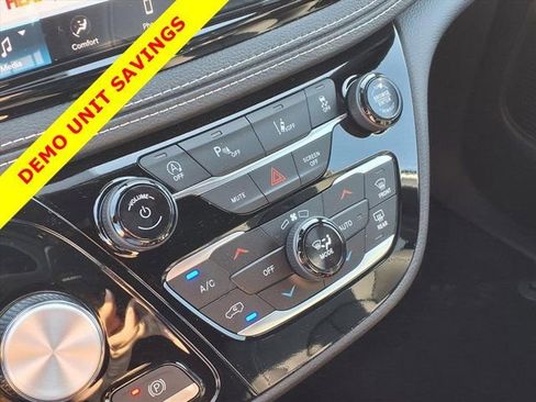 New 2026 Chrysler Pacifica Select image 9