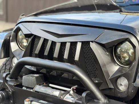 Used 2018 Jeep Wrangler Unlimited Sahara AWD/4WD image 9