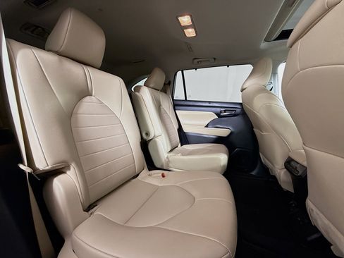 Used 2023 Toyota Highlander XLE AWD/4WD image 27