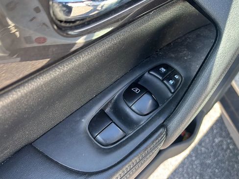 Used 2018 Nissan Rogue SV image 10