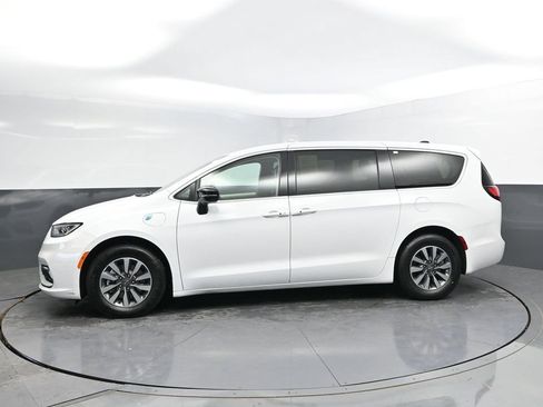 Used 2024 Chrysler Pacifica Limited FWD image 4