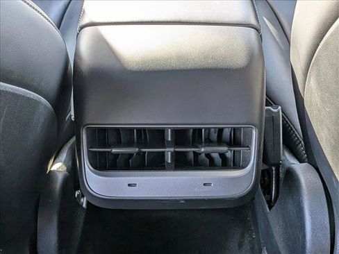 Used 2021 Tesla Model Y Long Range image 17