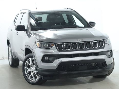 Used 2024 Jeep Compass Latitude image 2