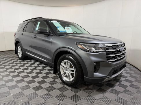 Used 2025 Ford Explorer Active w/ Active Comfort Package RWD image 5