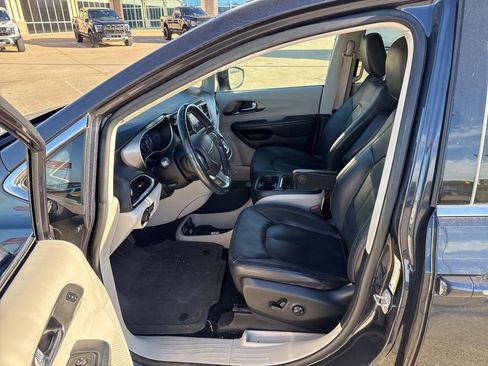 Used 2020 Chrysler Pacifica Touring-L image 18