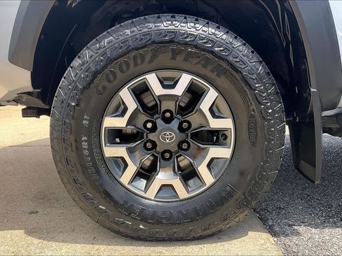 Used 2021 Toyota Tacoma TRD Off-Road AWD/4WD image 11