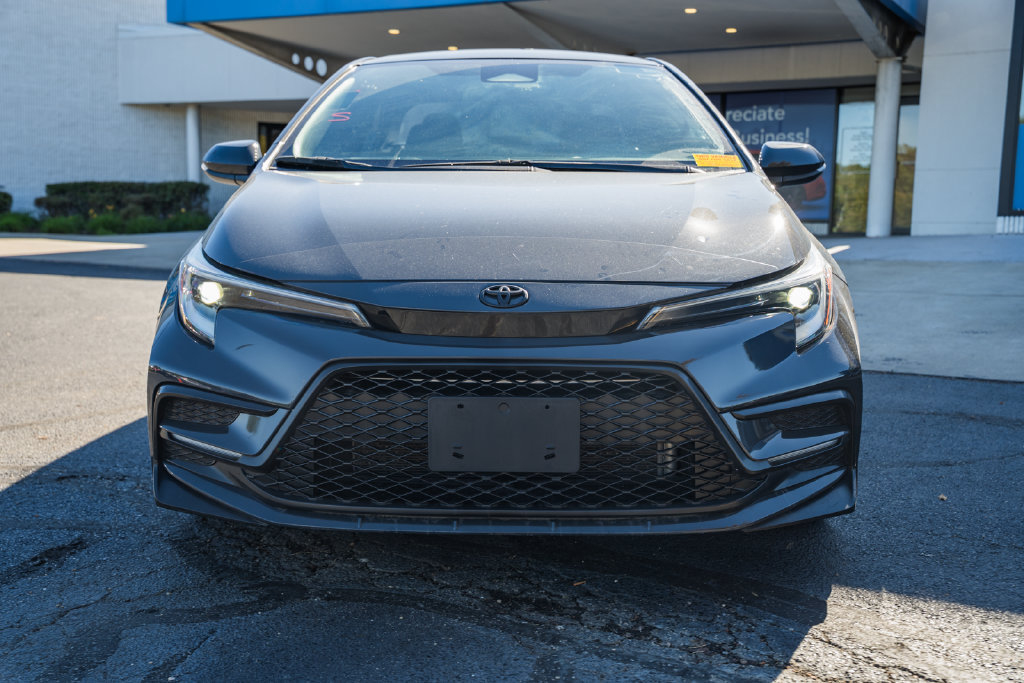 Used 2023 Toyota Corolla SE FWD image 2