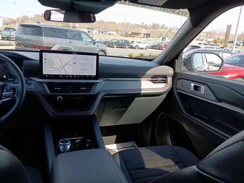 Used 2025 Ford Explorer ST-Line w/ ST-Line Street Pack image 11