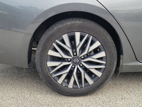 Used 2025 Nissan Altima 2.5 SV FWD image 5