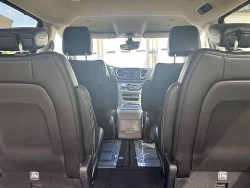 Used 2024 Chrysler Pacifica Touring-L FWD image 20