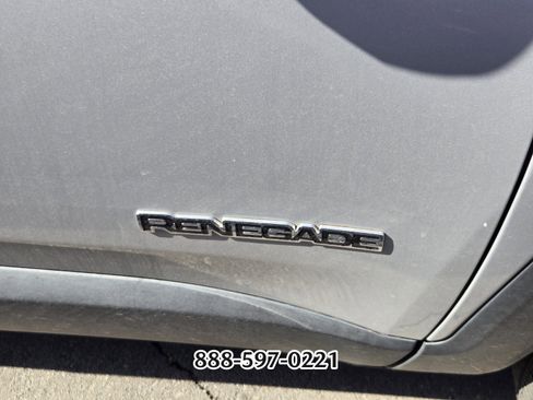 Used 2017 Jeep Renegade Latitude w/ Popular Equipment Group image 11