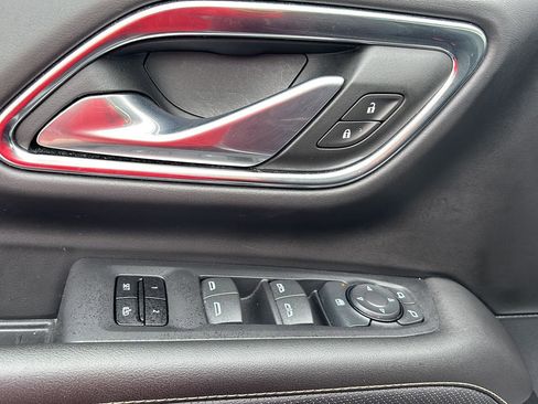 Used 2024 GMC Yukon SLT image 16