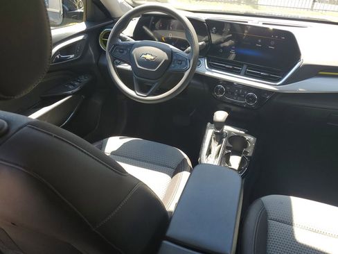 Used 2025 Chevrolet Trax LT image 12