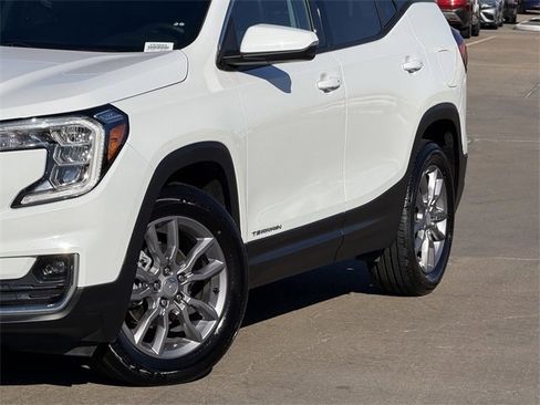 Used 2024 GMC Terrain SLT image 3
