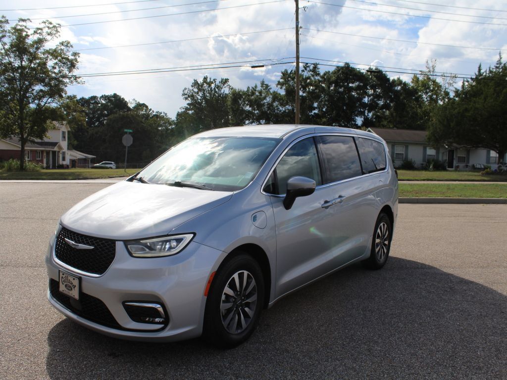 Used 2023 Chrysler Pacifica Touring-L FWD image 2