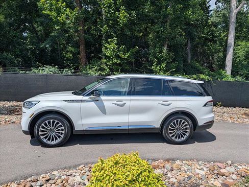 Used 2023 Lincoln Aviator Reserve w/ Equipment Group 201A AWD/4WD image 2
