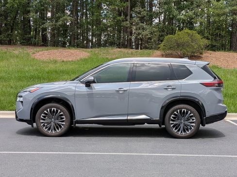 Used 2024 Nissan Rogue Platinum AWD/4WD image 2