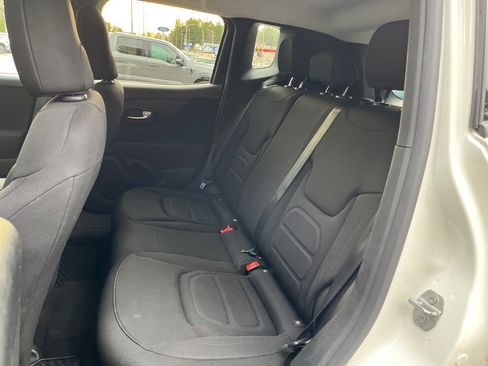 Used 2019 Jeep Renegade Latitude w/ Cold Weather Group image 11
