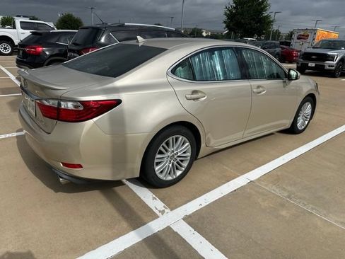 Used 2014 Lexus ES 350 w/ Luxury Package FWD image 3