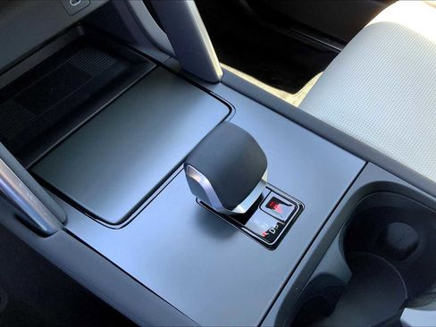 Used 2025 Land Rover Discovery Sport Dynamic SE image 7