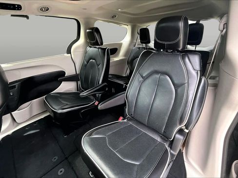 Used 2023 Chrysler Pacifica Limited FWD image 19