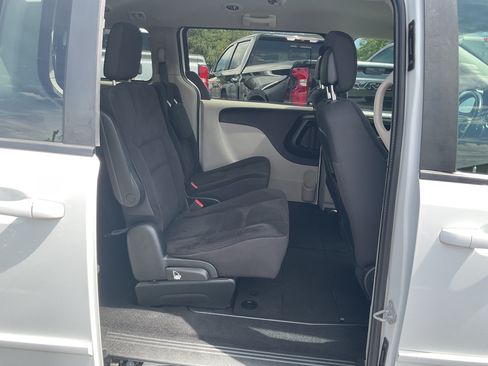 Used 2017 Dodge Grand Caravan SE w/ UConnect Hands-Free Group FWD image 17