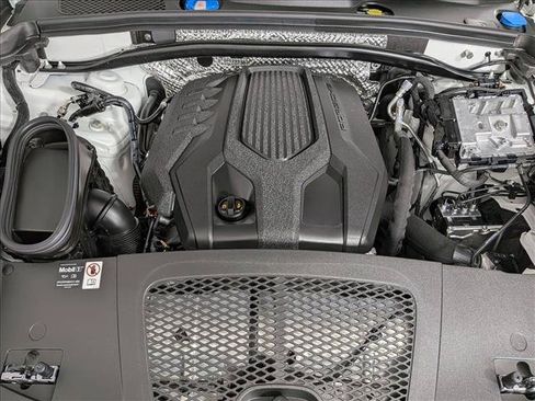 Used 2025 Porsche Macan AWD/4WD image 26
