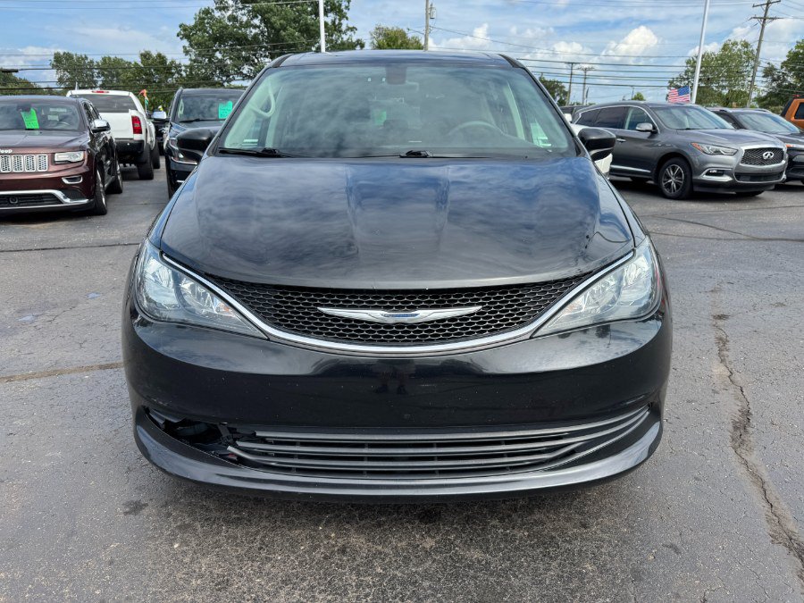 Used 2017 Chrysler Pacifica Touring FWD image 8