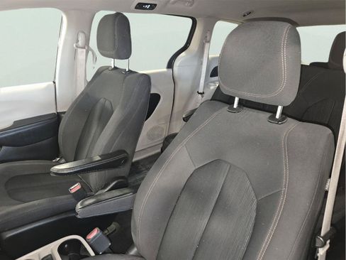 Used 2019 Chrysler Pacifica L FWD image 29