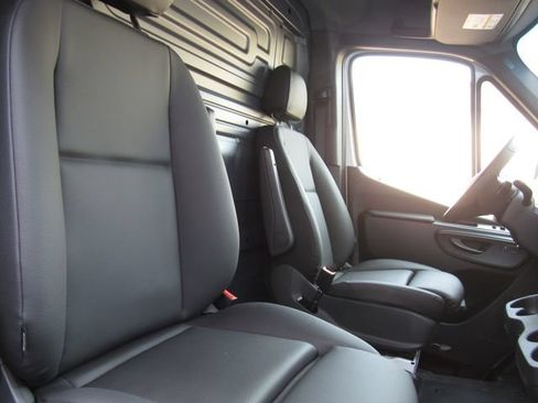 Used 2025 Mercedes-Benz Sprinter 2500 image 16