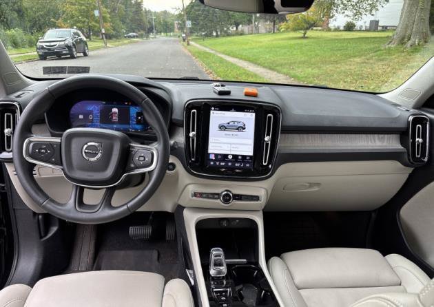 Used 2023 Volvo XC40 B5 Plus w/ Protection Package Premier AWD/4WD image 4