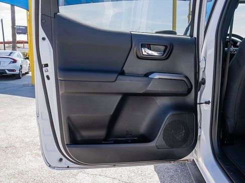 Used 2020 Toyota Tacoma TRD Sport w/ Technology Package image 11