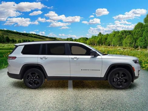 Used 2023 Jeep Grand Cherokee L Laredo RWD image 7