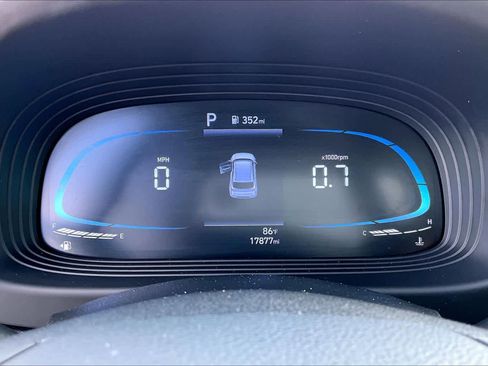 Used 2023 Hyundai Venue SEL image 24