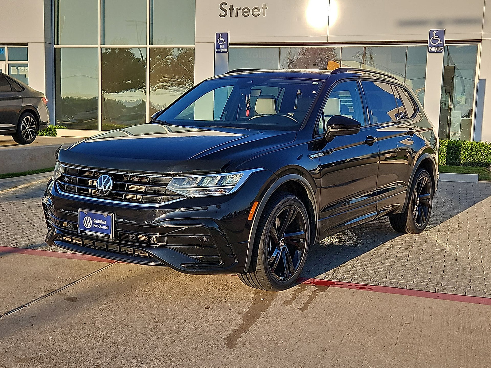 Certified 2024 Volkswagen Tiguan SE R-Line w/ MDO Package, Three-Row FWD image 4