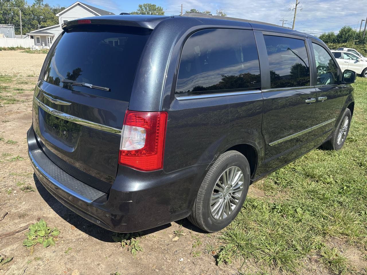 Used 2014 Chrysler Town & Country Touring-L w/ Driver Convenience Group FWD image 5