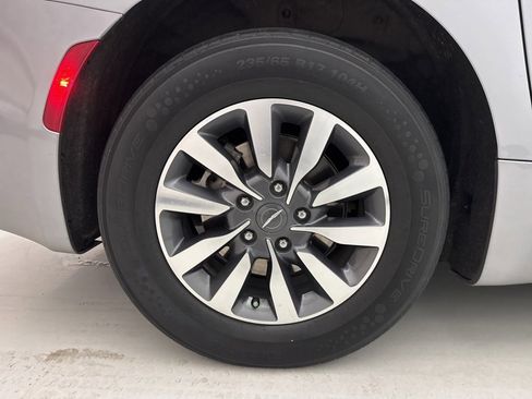 Used 2021 Chrysler Pacifica Touring-L image 14