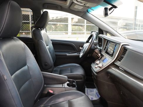 Used 2015 Toyota Sienna SE Premium image 25