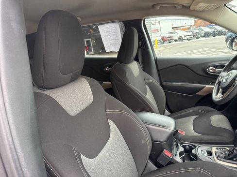 Used 2018 Jeep Cherokee Latitude image 10