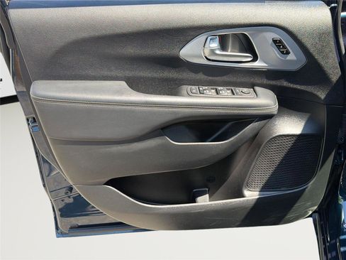 Used 2025 Chrysler Pacifica Limited FWD image 9