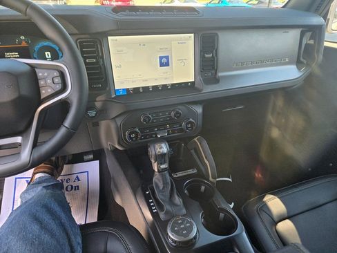 New 2025 Ford Bronco Badlands image 9