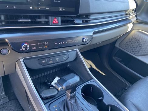 Used 2025 Kia Carnival FWD image 40