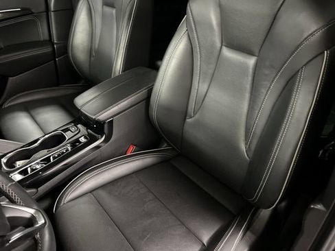 Certified 2022 Buick Envision Essence w/ Safety Package FWD image 18