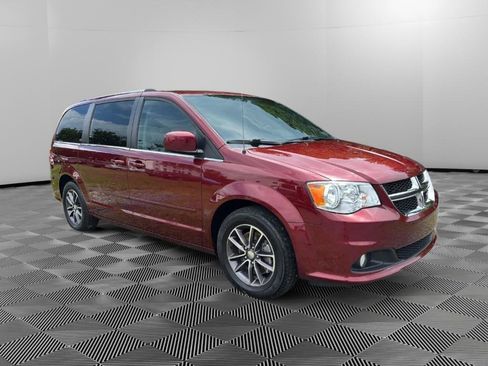 Used 2017 Dodge Grand Caravan SXT FWD image 2