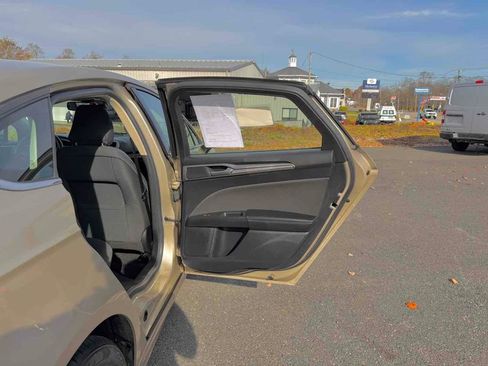 Used 2019 Ford Fusion SE image 19