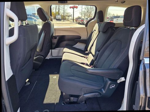 Used 2018 Chrysler Pacifica Touring Plus w/ Tire & Wheel Group image 13